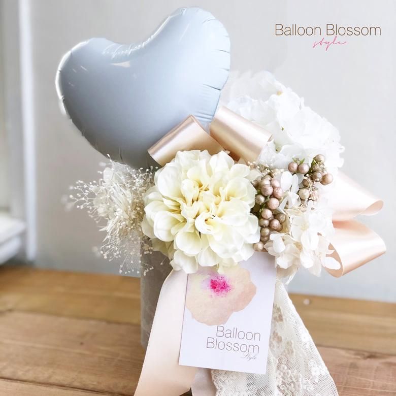 結婚式への電報に 花とバルーンのお祝いギフト 白を基調としたシャンパンゴールドの大人可愛いバルーンアレンジ バルーンブラッサムスタイル