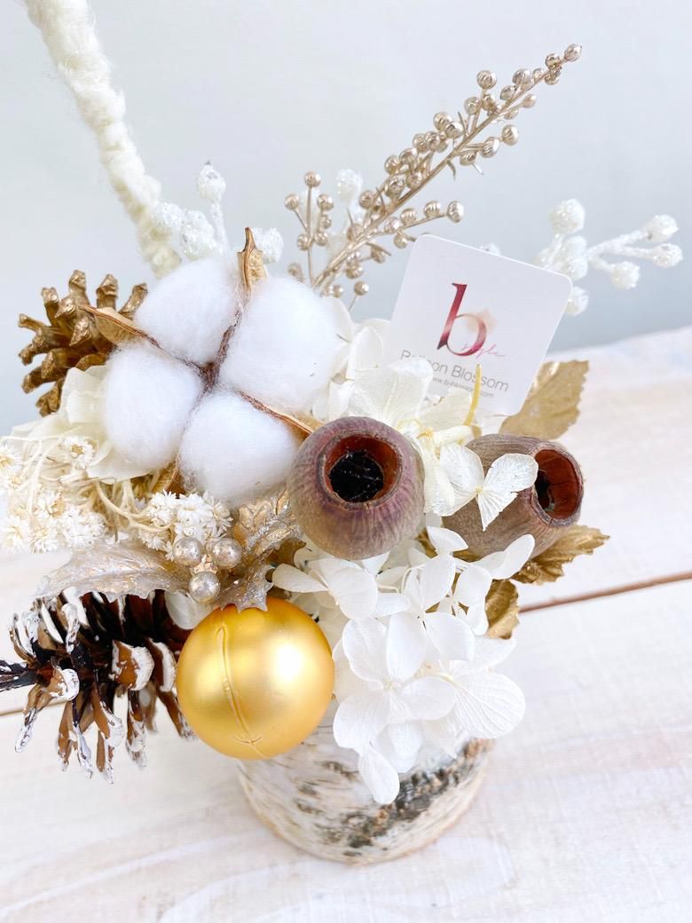 クリスマスにいつもと違うプレゼント 花とバルーンのお祝いギフト クリスマス限定 白樺クリスマスアレンジメント バルーンブラッサムスタイル