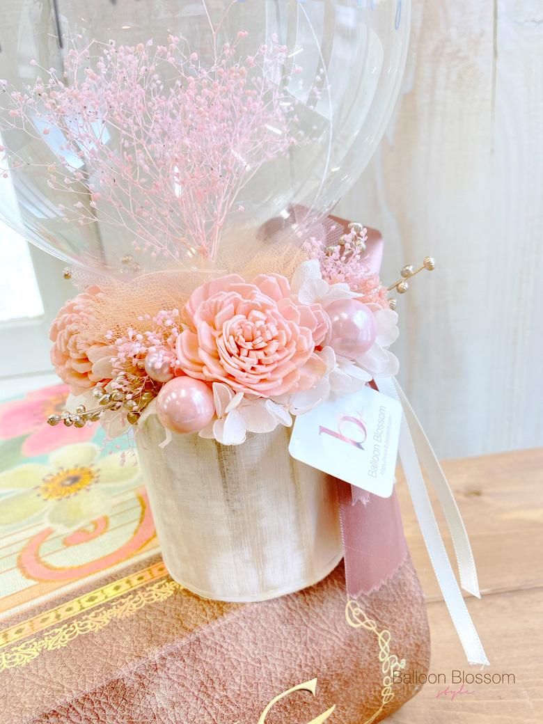 花とバルーンのお祝いギフト 幸せのフラワーバルーンギフト くすみピンク 結婚祝い 電報バルーン バルーンブラッサムスタイル