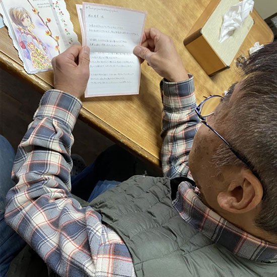 橋本漆芸の社長がファンレターを読んでいる