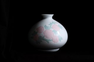 白磁緑釉彩桜彫文　壷