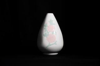 白磁緑彩釉桜彫文面取　花瓶