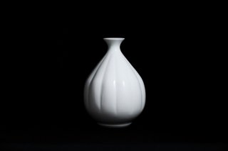 白磁菊彫文　花瓶