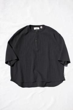 <img class='new_mark_img1' src='https://img.shop-pro.jp/img/new/icons14.gif' style='border:none;display:inline;margin:0px;padding:0px;width:auto;' />UNFRM OUTDOOR STANDARD/IRM WAFFLE THERMAL 6/10 HENRY NECK WIDE SHIRT BLK