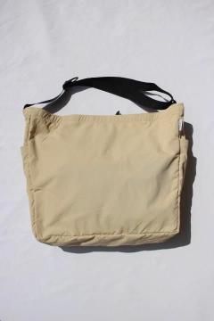 <img class='new_mark_img1' src='https://img.shop-pro.jp/img/new/icons14.gif' style='border:none;display:inline;margin:0px;padding:0px;width:auto;' />MT.RAINIER DESIGN¡ßHIGH!STANDARD/WINDSHED ¥á¥Ã¥»¥ó¥¸¥ã¡¼ ¥Ð¥Ã¥° BEG