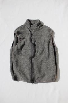 <img class='new_mark_img1' src='https://img.shop-pro.jp/img/new/icons14.gif' style='border:none;display:inline;margin:0px;padding:0px;width:auto;' />melple/Marced Wool Vest GRY