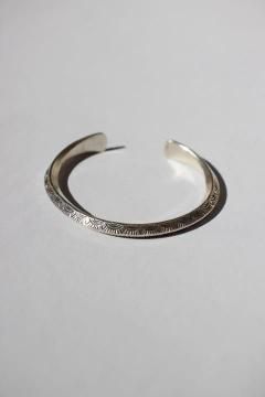 <img class='new_mark_img1' src='https://img.shop-pro.jp/img/new/icons14.gif' style='border:none;display:inline;margin:0px;padding:0px;width:auto;' />KAREN TRIBE SILVER/BG175 BANGLE