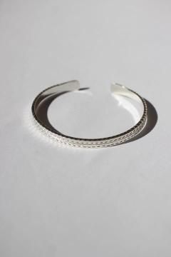 <img class='new_mark_img1' src='https://img.shop-pro.jp/img/new/icons14.gif' style='border:none;display:inline;margin:0px;padding:0px;width:auto;' />KAREN TRIBE SILVER/BG174 BANGLE