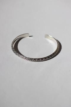 <img class='new_mark_img1' src='https://img.shop-pro.jp/img/new/icons14.gif' style='border:none;display:inline;margin:0px;padding:0px;width:auto;' />KAREN TRIBE SILVER/BG172 BANGLE