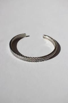 <img class='new_mark_img1' src='https://img.shop-pro.jp/img/new/icons14.gif' style='border:none;display:inline;margin:0px;padding:0px;width:auto;' />KAREN TRIBE SILVER/BG170 BANGLE