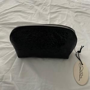 <img class='new_mark_img1' src='https://img.shop-pro.jp/img/new/icons16.gif' style='border:none;display:inline;margin:0px;padding:0px;width:auto;' />Zilla     laminated calf leather pouch