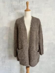 <img class='new_mark_img1' src='https://img.shop-pro.jp/img/new/icons8.gif' style='border:none;display:inline;margin:0px;padding:0px;width:auto;' />MAISON DE SOIL       V NECK CARDIGAN WITH PIN