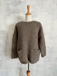 <img class='new_mark_img1' src='https://img.shop-pro.jp/img/new/icons8.gif' style='border:none;display:inline;margin:0px;padding:0px;width:auto;' />MAISON DE SOIL       CREW NECK PULLOVER WITH POCKET