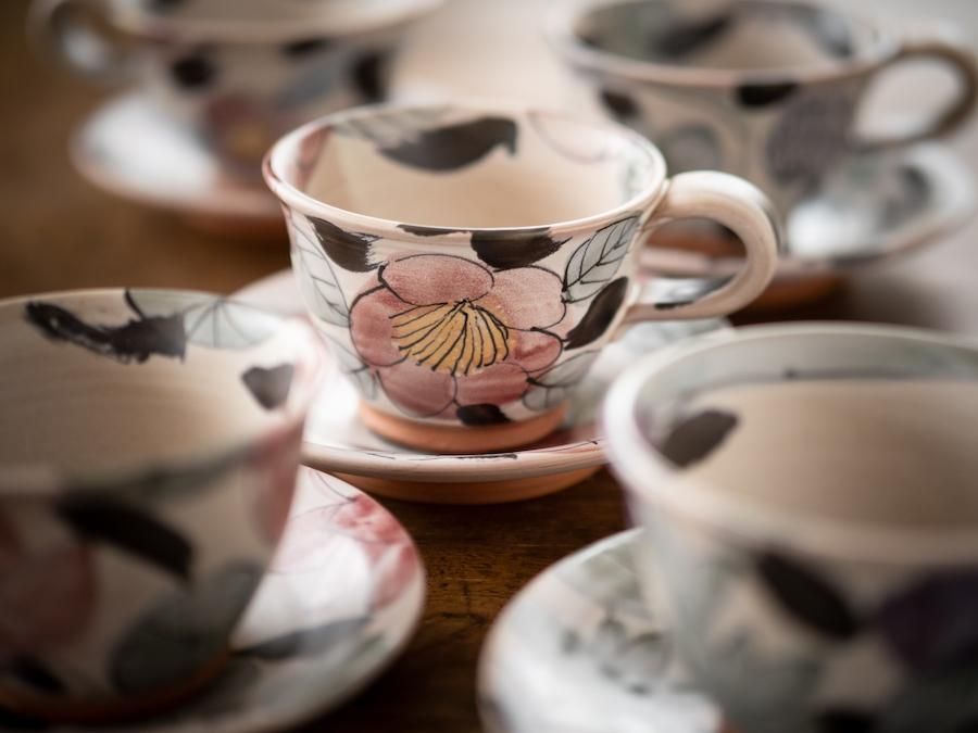 堂前守人　カップ&ポット 堂前守人・陶器作品】｜ 植物文カップ＆ソーサー(5種のうち「ツバキ