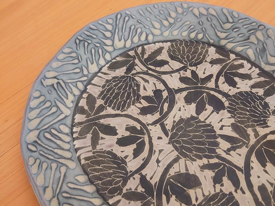 堂前守人・陶器作品】｜ モノトーンだ円皿／大・シロツメクサ