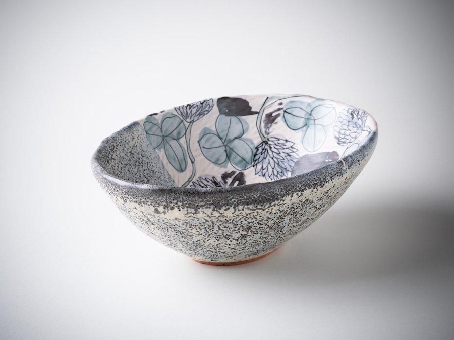 堂前守人・陶器作品】｜だ円鉢＜ツバキ／シロツメクサ＞