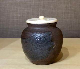 常滑焼　山田清次郎作　瓢箪画　銘「有楽」茶碗　無傷　共箱　古物。 常滑焼山田清次郎作瓢箪画銘「有楽」茶碗無傷共箱古物。