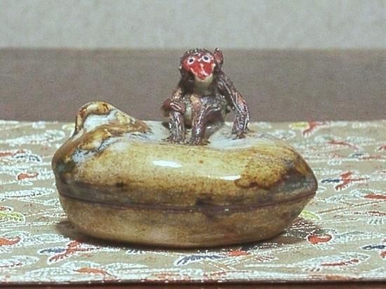 横萩一光作猿香合。