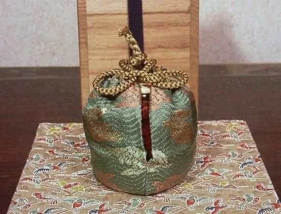 玉井信『陶漆花入』兎