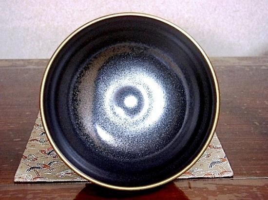 京焼・清水焼 加藤利昌作 鉄砂釉 茶碗 共箱。
