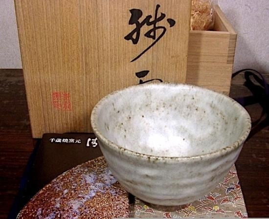 平清水焼　清龍堂 造　銘：残雪　茶碗　無傷　組四方　桐箱　保証。 平清水焼 清龍堂 造 銘：残雪 茶碗 無傷 組四方 桐箱 保証
