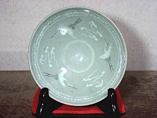 高麗　安 東五 作　雲鶴青磁　茶碗　無傷　箱無　保証。 高麗 安 東五 作 雲鶴青磁 茶碗 無傷 保護箱合。