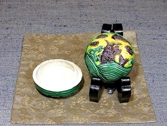 京焼・清水焼 永楽善五郎（保全）作 荒磯 交趾 香合 無傷 箱合。