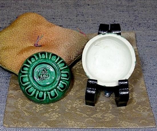 京焼・清水焼 永楽善五郎（保全）作 荒磯 交趾 香合 無傷 箱合。