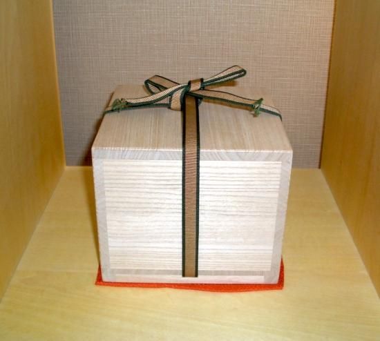 荒磯香合 永楽善五郎造 共箱 京焼・清水焼 永楽善五郎（保全）作 荒磯 交趾 香合 無傷 箱合。