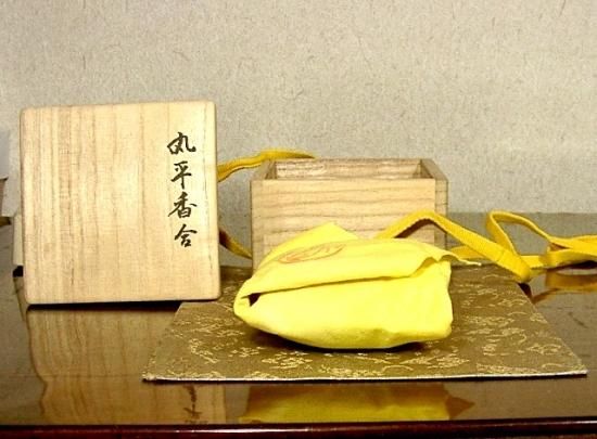京焼・清水焼　二代 宇野宗甕作　玉椿香合　共箱　古物。 木工 清水谷 善晃 書付 千年杉 香合 共箱 ＆ 茶杓の2点 無傷。