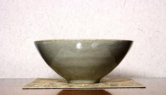 韓国 樊川窯 安東 五 作 青磁雲鶴 茶碗 無傷 共箱。 韓国 樊川窯 安東 五 作 青磁雲鶴 茶碗 無傷 共箱。