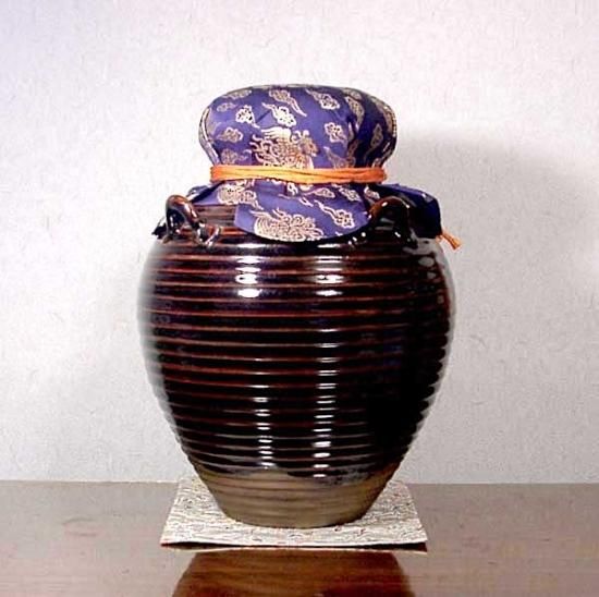 赤膚山焼 大塩昭山 作 飾壷 綱紐共 共箱 無傷。 赤膚山焼 大塩昭山 作 飾壷 綱紐共 共箱 無傷。