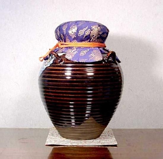 赤膚山焼 大塩昭山 作 飾壷 綱紐共 共箱 無傷。 赤膚山焼 大塩昭山 作 飾壷 綱紐共 共箱 無傷。
