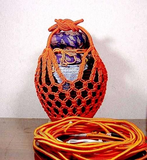 赤膚山焼 大塩昭山 作 飾壷 綱紐共 共箱 無傷。