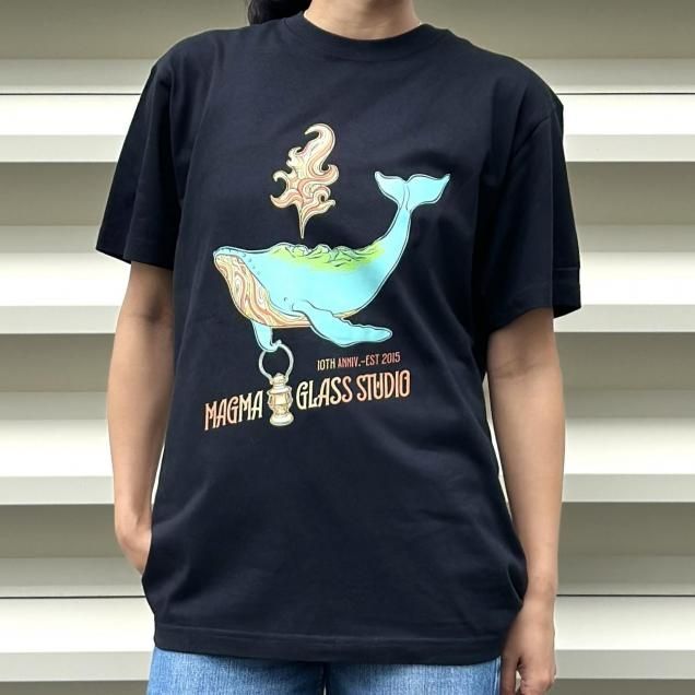 <img class='new_mark_img1' src='https://img.shop-pro.jp/img/new/icons8.gif' style='border:none;display:inline;margin:0px;padding:0px;width:auto;' />T-shirt10th anniversary design "Magma Whale" Black