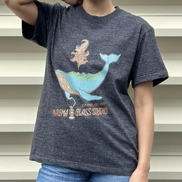 <img class='new_mark_img1' src='https://img.shop-pro.jp/img/new/icons8.gif' style='border:none;display:inline;margin:0px;padding:0px;width:auto;' />T-shirt10th anniversary design "Magma Whale" Heather Black