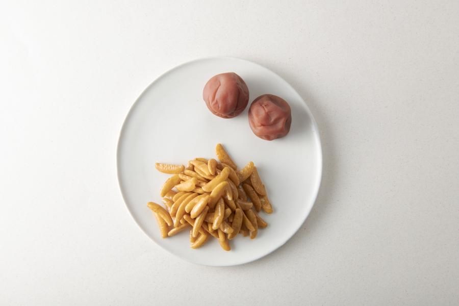 ボトル入り柿の種お徳用サイズ 梅味 - ご飯のお供のお取り寄せ