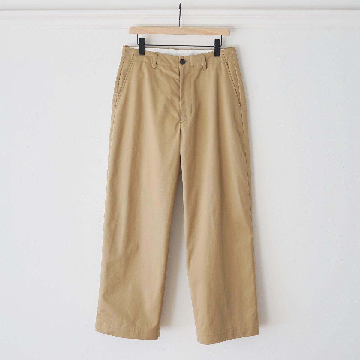 【UNIVERSAL PRODUCTS ユニバーサルプロダクツ】NO TUCK WIDE CHINO TROUSERS - CAMEL