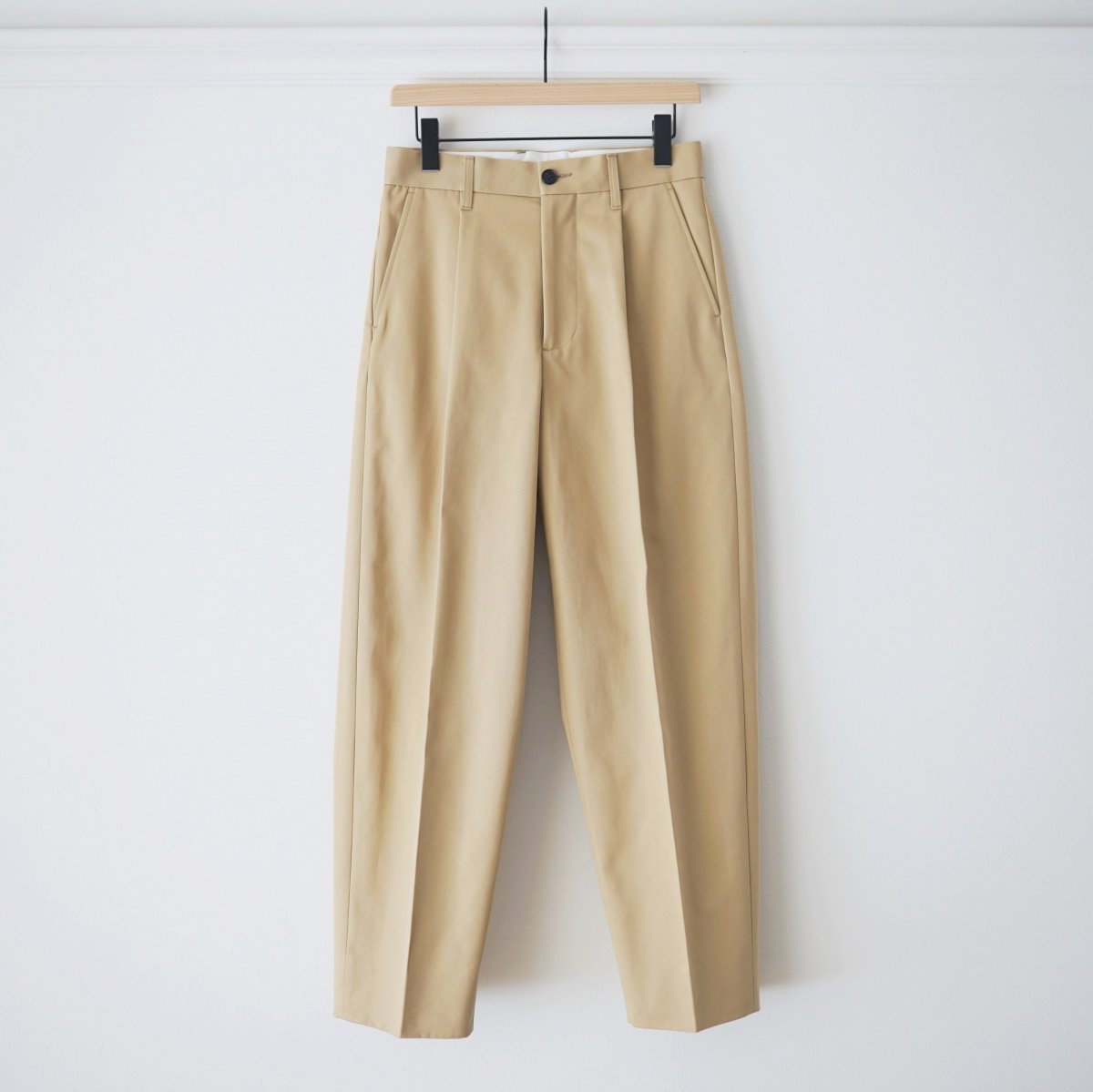 【UNIVERSAL PRODUCTS ユニバーサルプロダクツ】 COTTON 1TUCK TROUSERS - BEIGE / PARK  ONLINE STORE