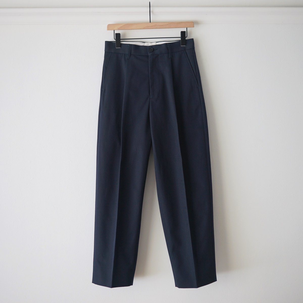【UNIVERSAL PRODUCTS ユニバーサルプロダクツ】 COTTON 1TUCK TROUSERS - NAVY