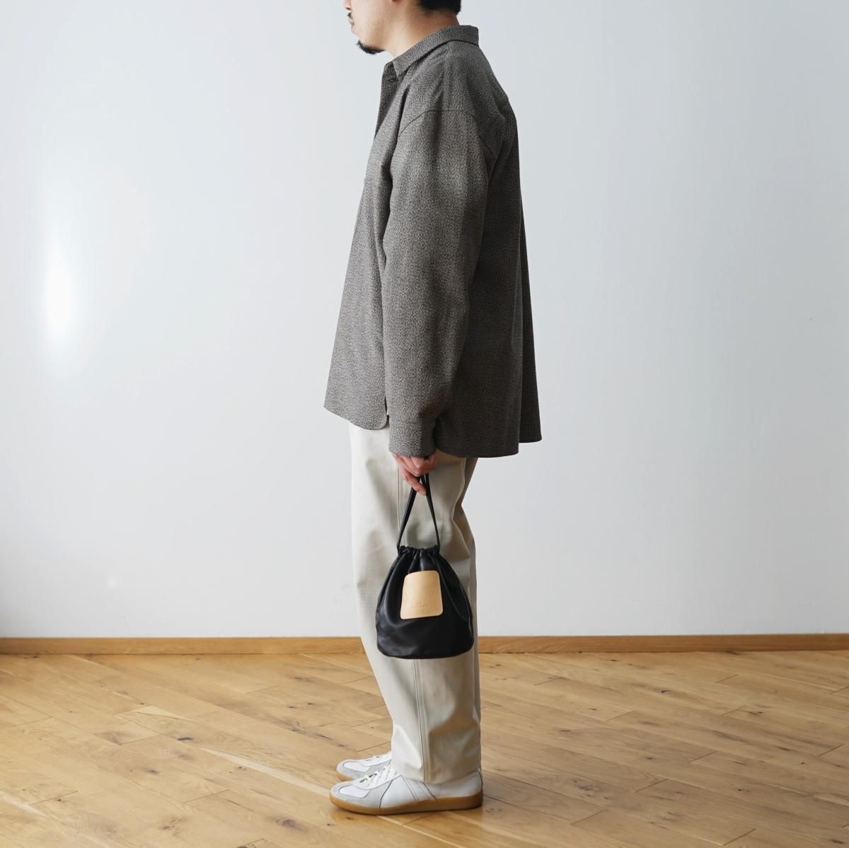 Scye サイ】 SOFT LEATHER DRAWSTRING BAG - BLACK / PARK Scye サイ】 SOFT LEATHER DRAWSTRING BAG - BLACK / PARK