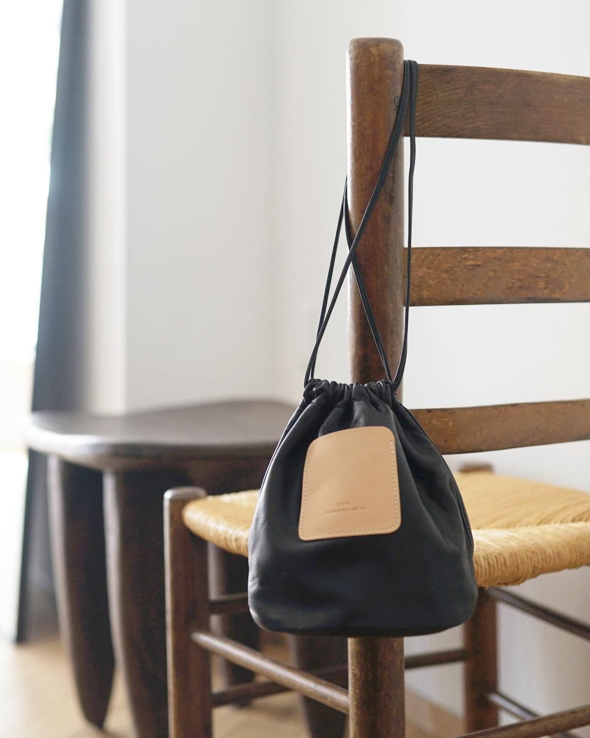 Scye サイ】 SOFT LEATHER DRAWSTRING BAG - BLACK / PARK Scye サイ】 SOFT LEATHER DRAWSTRING BAG - BLACK / PARK