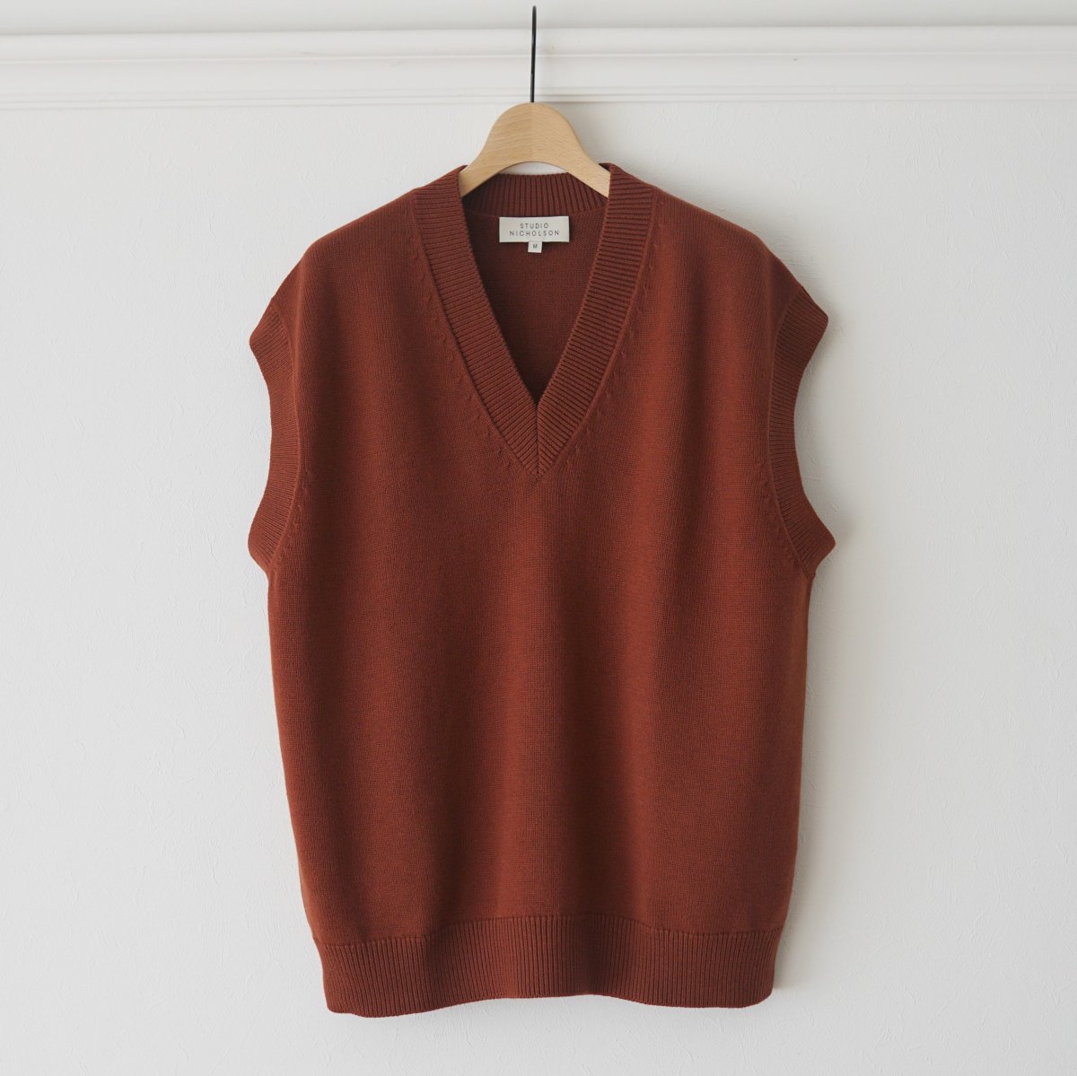 STUDIO NICHOLSON ˥륽 MERINO COTTON KNITTED VEST (FELIZ) - BRICK