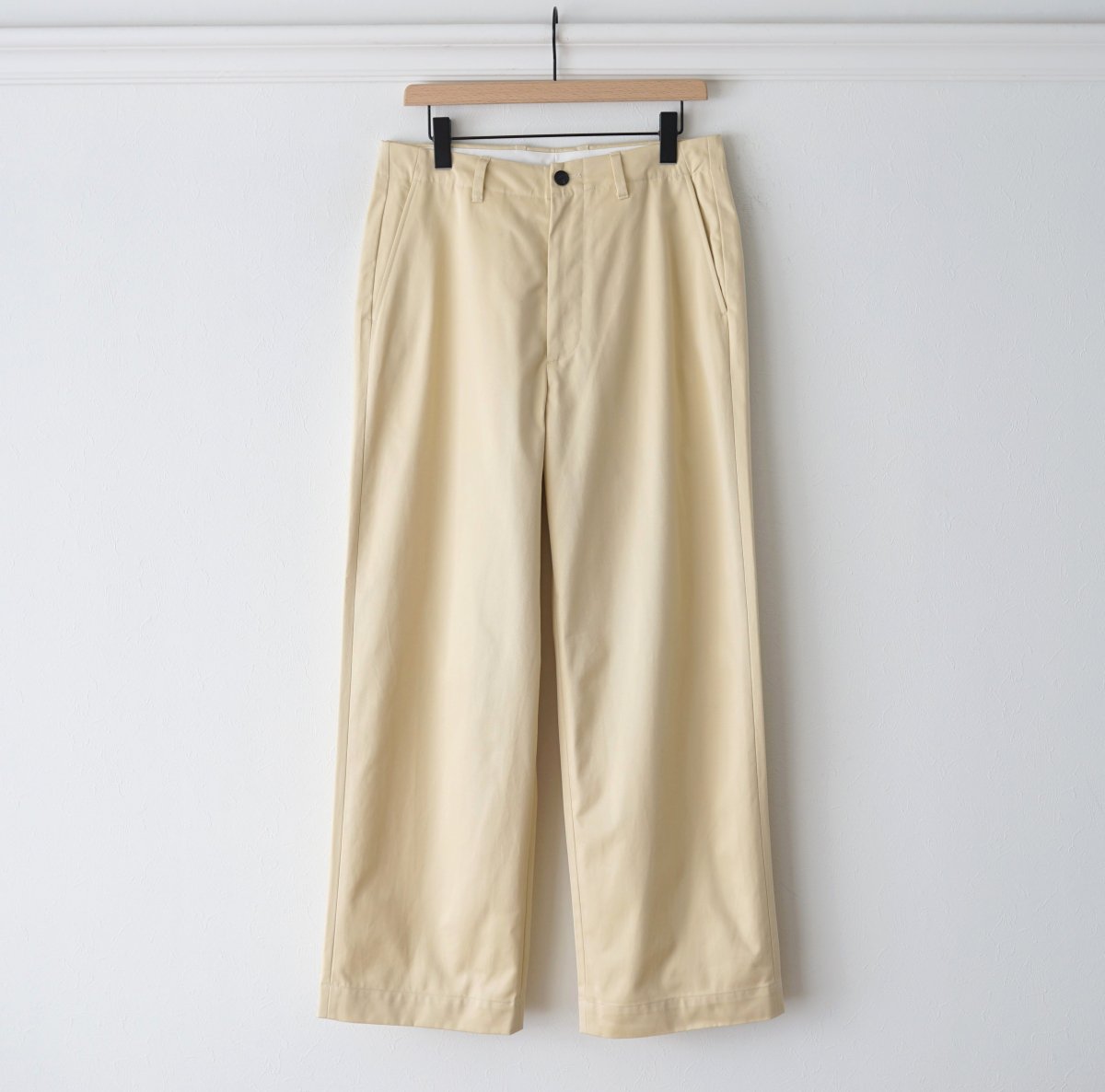 【UNIVERSAL PRODUCTS ユニバーサルプロダクツ】 NO TUCK CHINO TROUSERS - ECRU / PARK  ONLINE STORE