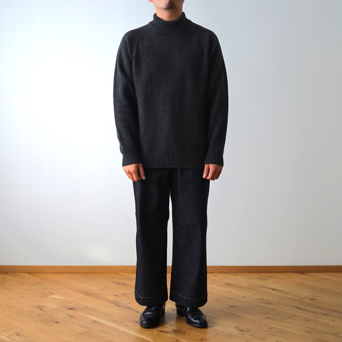 ATON エイトン】 WOOL KANOKO MOCKNECK SWEATER - CHARCOAL GRAY ...