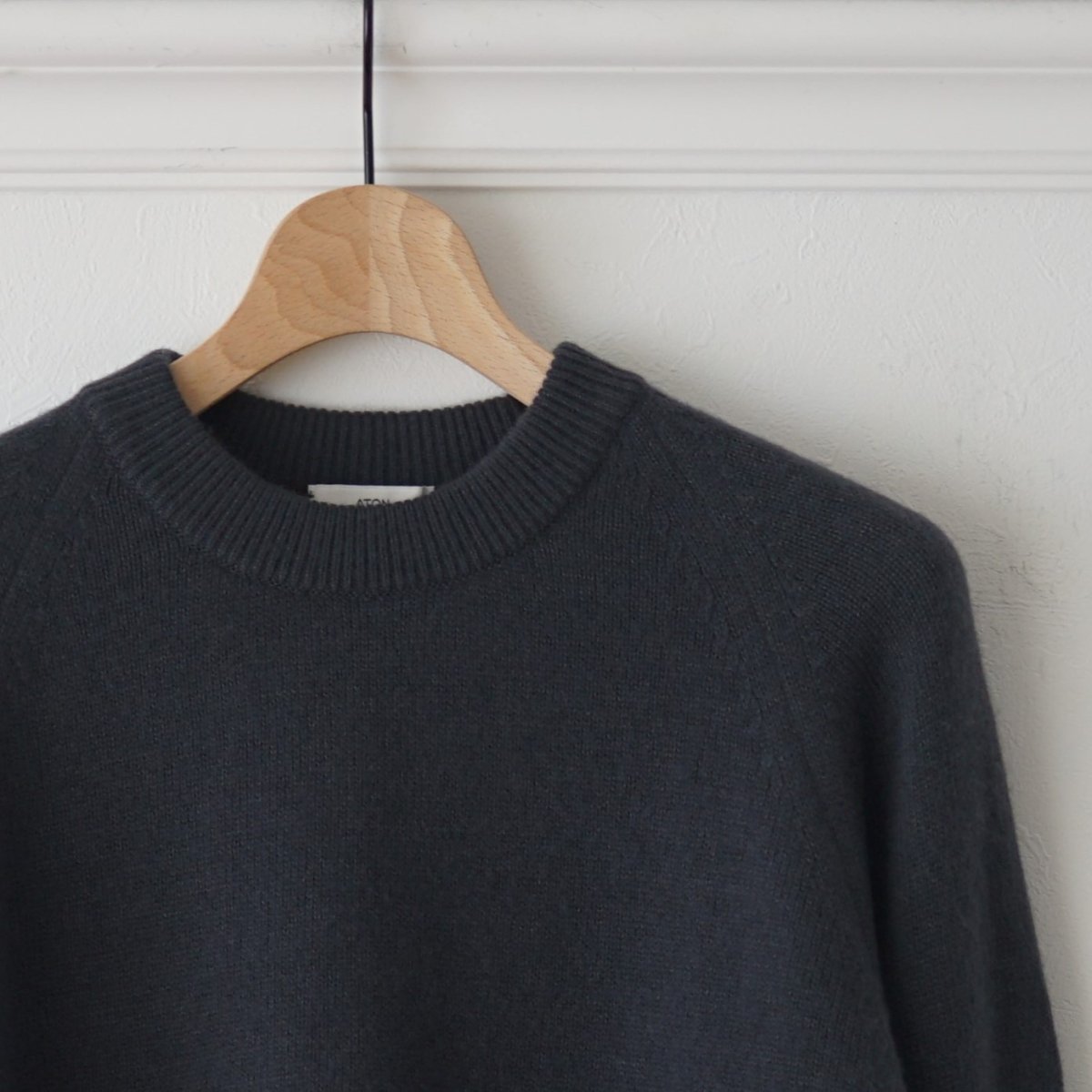 【ATON エイトン】 WOOL COTTON BRUSHED CREWNECK SWEATER - CHARCOAL GRAY / PARK  ONLINE STORE