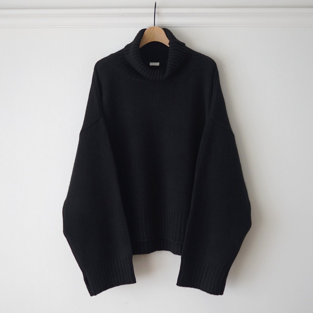 SEEALL  OVERSIZED HIGHNECK SWEATER - BLACK