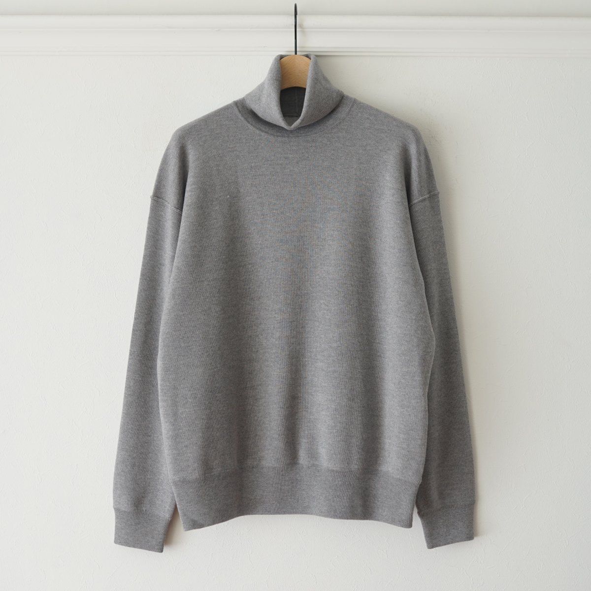 【MEIAS メイアス】 WOOL SMOOTH TURTLE PULL OVER - T.GRAY