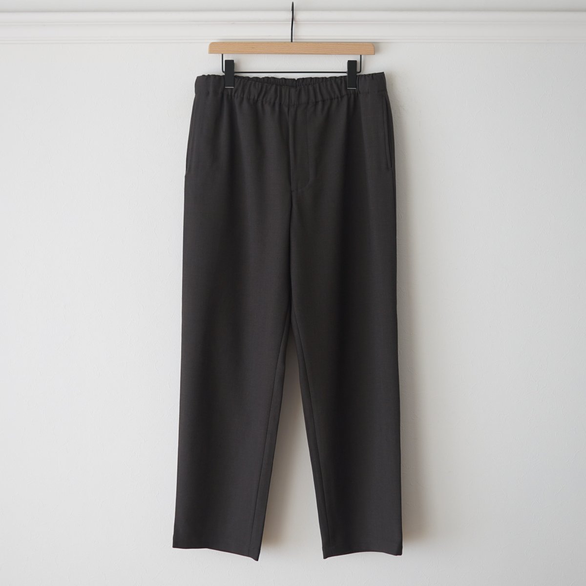 【UNIVERSAL PRODUCTS ユニバーサルプロダクツ】 WIDE TAPERD EASY TROUSERS - CHARCOAL