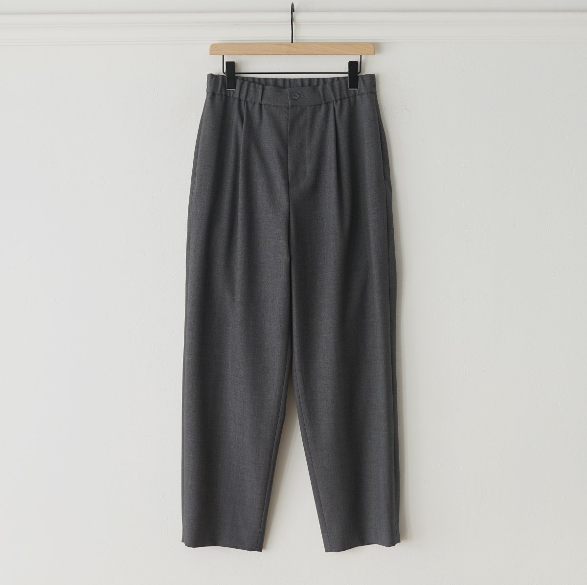 【2024 S/S】【ラスト1点】【ATON エイトン】 WOOL TROPICAL TAPERED EASY PANTS - TOP GRAY